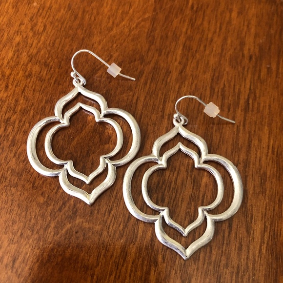 Jewelry - Pair of silvertone earrings